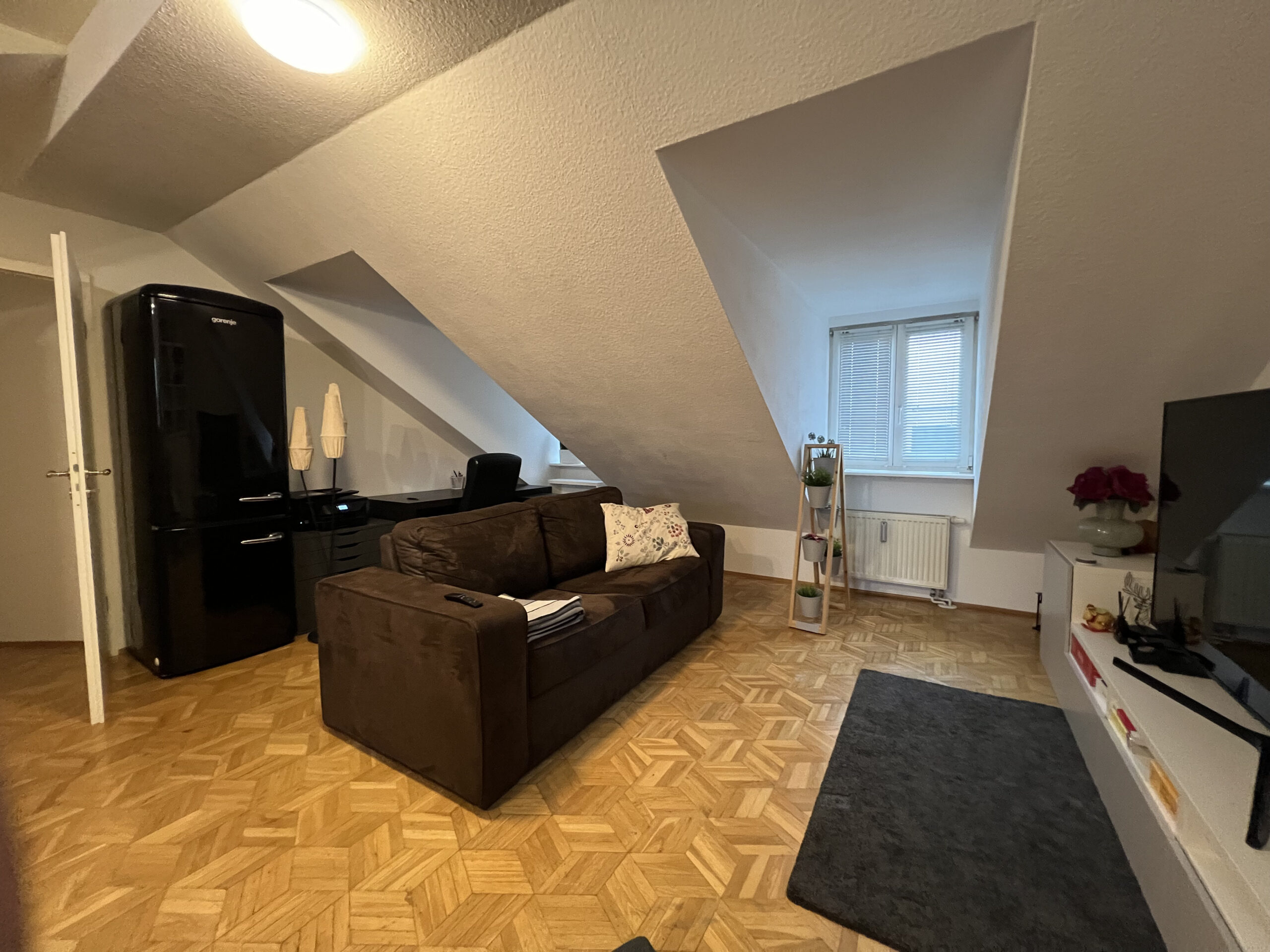 Möblierte DG-Wohnung in zentralster Lage